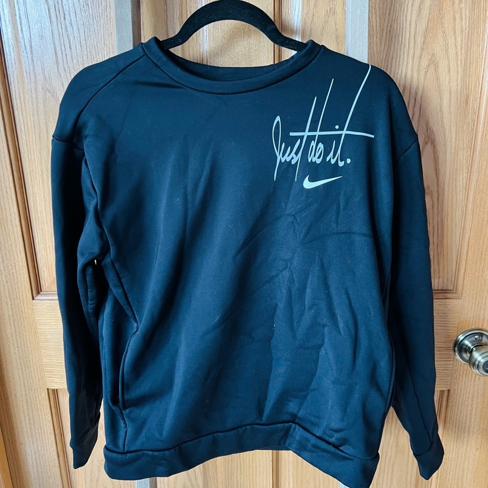 Nike crewneck. Pockets in front. Size x small. Fits more like a medium.
